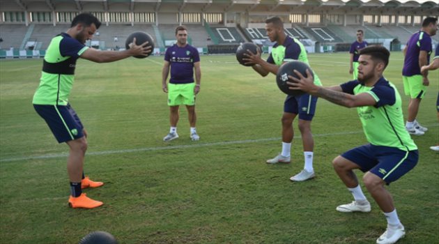 جويدي يدرب لاعبي الأهلي على "الاستحواذ والضغط"