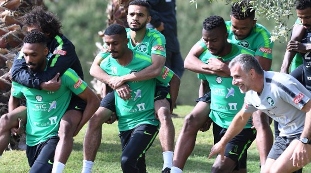 صور| الأخضر يخوض تدريباته على ملعب "الجولف" بماريبا