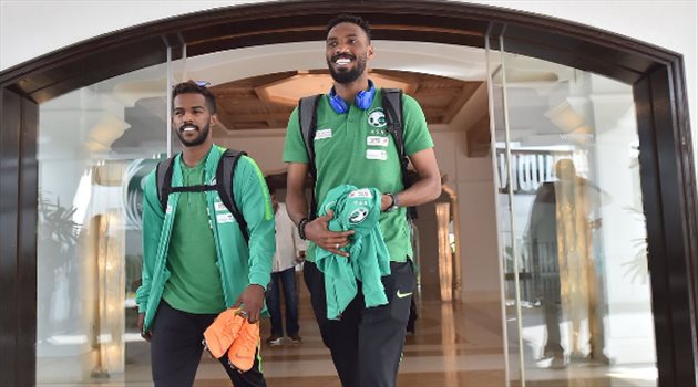 بعثة الأخضر تصل لماريبا بعد الفوز على الجزائر وديا بقادش