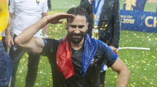 عادل رامي ينفصل عن صديقته بسبب طلب الزواج