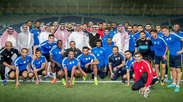  الوليد بن طلال يستقبل لاعبي الهلال بعد مواجهة الرائد