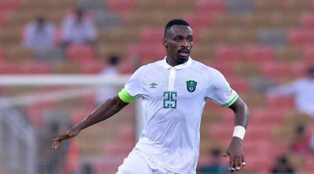 مدافع الأهلي ينفرد برقم قياسي في دوري المحترفين