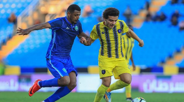 صور| التعاون يستقبل مصطفى فتحي بـالورود في القصيم