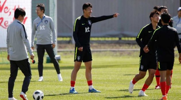 عيش المونديال| لاعبو كوريا يلجأون لـ "حيلة كوميدية" لإرباك السويد