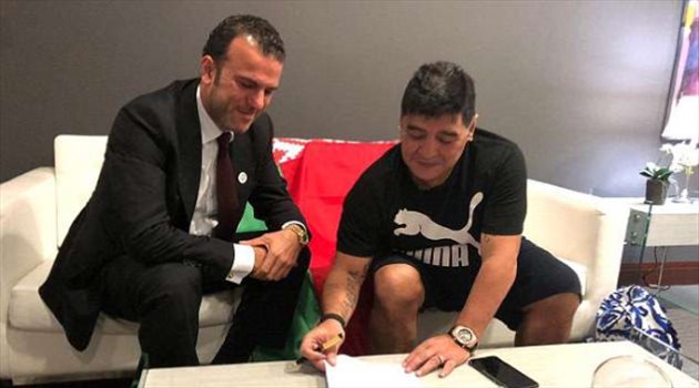 مارادونا يصنع تاريخ كرة القدم بـ "أغرب عقد"