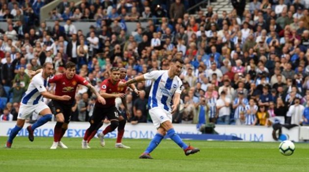 جماهير مانشستر يونايتد تهاجم الإدارة بطائرة في مباراة بيرنلي