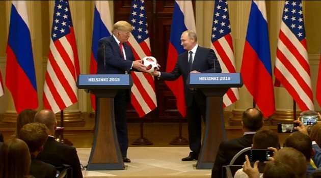 عبارة عن كرة قدم.. الاستخبارات الأمريكية تفحص "هدية" بوتين لترامب