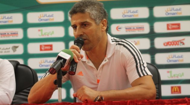 مدرب الجيش الملكي يتهم الإدارة والجماهير بالتآمر ضده