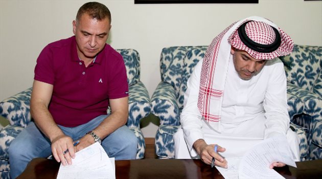 فتحي الجبال يوقع عقود تدريب الأهلي