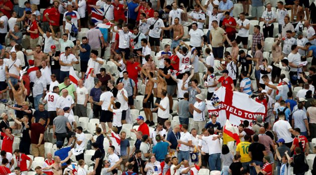 عيش المونديال| معاقبة 3 مشجعين بريطانيين غنوا لهتلر في روسيا