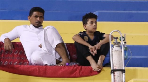 صورة.. نادي النصر يشكر مشجعه الصغير على حضور تدريبات الفريق رغم مرضه