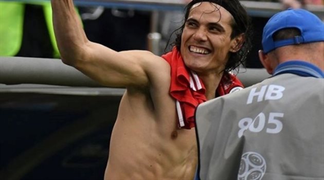 عيش المونديال| كافاني يفسر سر طلبه قميص محمد صلاح