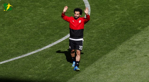 صور| صلاح بالزي التاريخي مع 40 من أساطير الكرة العالمية