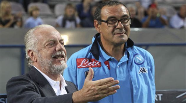 رئيس نابولي يُهاجم ساري بعد الرحيل إلى تشيلسي