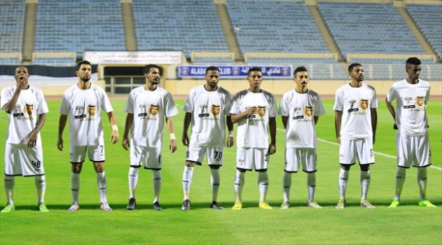 دوري محمد بن سلمان| صور.. لفتة رائعة من لاعبي هجر تجاه تركي آل الشيخ