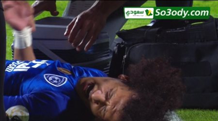لحظة إصابة عموري في مباراة الشباب والهلال وخروجه من أرض الملعب