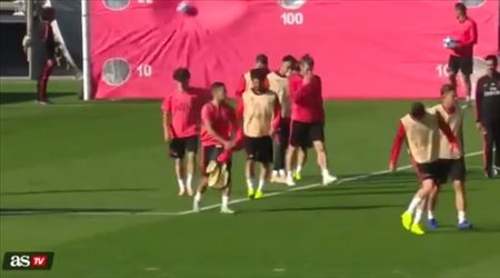 راموس ينفعل على شاب ويضربه بالكرة في تدريب ريال مدريد