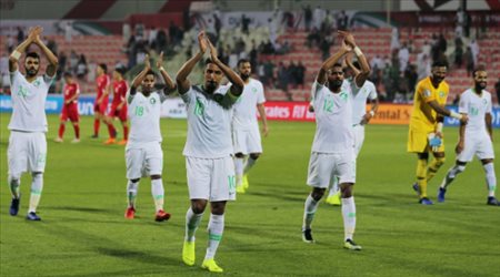 لاعبو منتخب السعودية يحيون الجماهير بعد الفوز أمام كوريا الشمالية