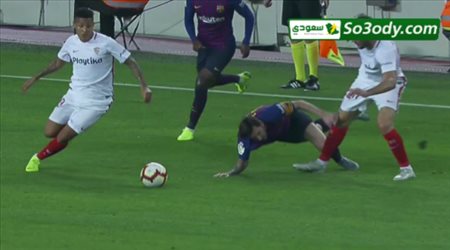 لحظة اصابة ميسي الخطيرة امام اشبيلية