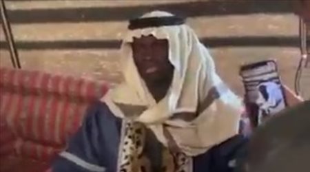 جوميز يثير الضحك بالزي الخليجي