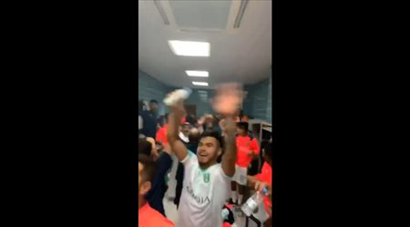 فرحة هيستيرية للاعبي الأهلي عقب الفوز على النصر بالدوري