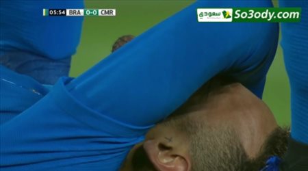 لحظة إصابة نيمار وخروجه من مباراة البرازيل والكاميرون