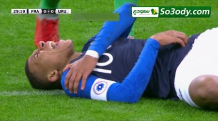 خروج مبابي من مباراة فرنسا وأورجواي بعد إصابة قوية