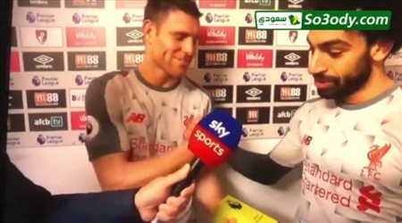 محمد صلاح يرفض استلام جائزة رجل المباراة ويهديها لزميلة في الفريق