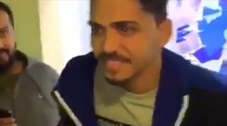 كارلوس إدوارد يحمل المصحف الشريف