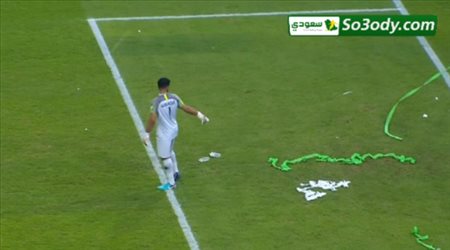 حارس مرمى نادي الهلال يتعرض لهجوم عنيف من قبل جماهير الأهلي