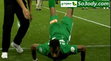 حارس أحد يستفز جمهور الهلال بعد التعادل التاريخي