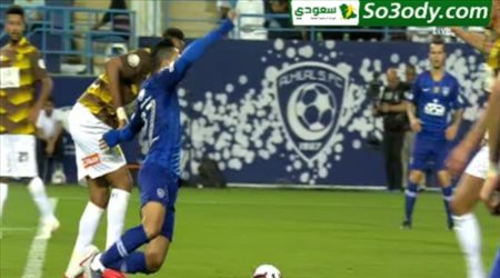 لقطة مثيرة للجدل.. هل تعرض الهلال لظلم تحكيمي أمام أحد