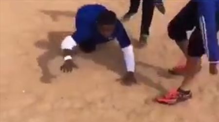 جوميز يداعب الطفل الهداف.. علمني كيف تسجل!