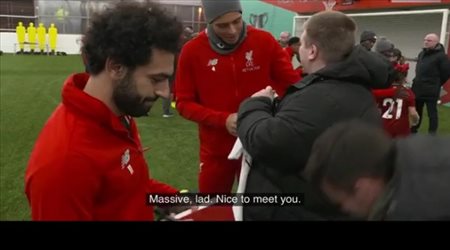 صلاح يستقبل مشجع ليفربول الكفيف