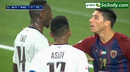 احتجاج فواز القرني حارس مرمى العميد على عدم إخراج لاعبي الفريق الإماراتي الكرة