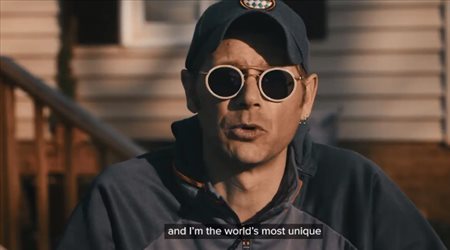 أمريكي يستبدل عينه بشعار بايرن ميونخ