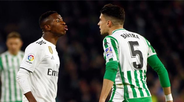 الدوري الإسباني| إهانة لاعب برشلونة السابق بـ "ألفاظ قبيحة" خلال مواجهة ريال مدريد