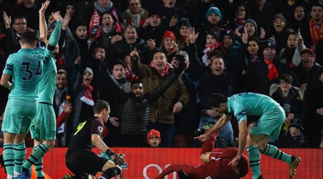 فان ديك يوضح حقيقة شجار محمد صلاح مع مدافع أرسنال