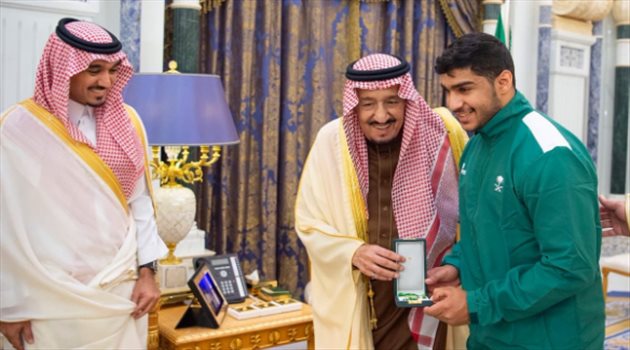 صور.. خادم الحرمين يمنح وسام الملك للحاصلين على ميداليات في أولمبياد الشباب