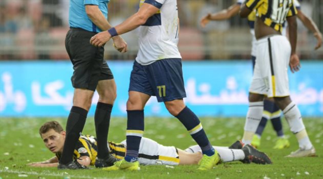 بعد إصابته.. جماهير الاتحاد تحيي لاعبها في مباراة الرياض