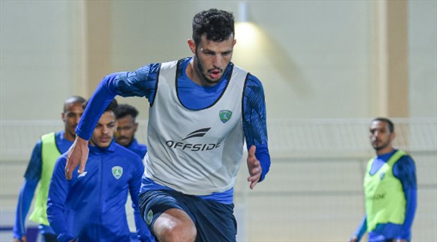 محمد نعماني يجري عملية في الركبة