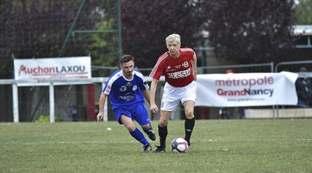 رغم التقدم في العمر.. أرسين فينجر يتألق بمباراة خيرية