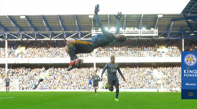 بالصور| فاردي لاعب جمباز.. وزوجته تسخر من رقصته البهلوانية