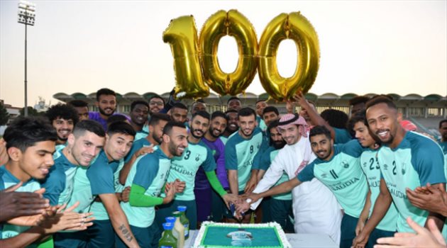صور.. الأهلي يحتفي بعمر السومة بعد وصوله للهدف رقم 100