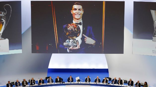 رئيس ريال مدريد يشكر كريستيانو رونالدو وزيدان على ثلاثية الأبطال
