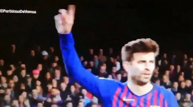 الكلاسيكو| فيديو .. بيكيه يمنع جماهير برشلونة من سب راموس