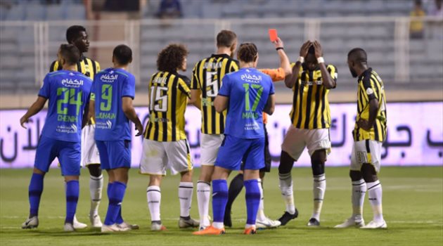 دوري المحترفين| عقوبة مشددة على لاعب الاتحاد