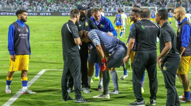 دوري المحترفين| صور.. حارس النصر يثير قلق الجماهير أمام الأهلي