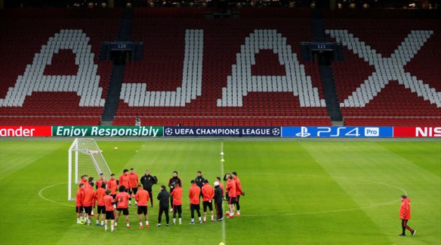 فيديو| جماهير أياكس تهاجم بعثة ريال مدريد بالألعاب النارية