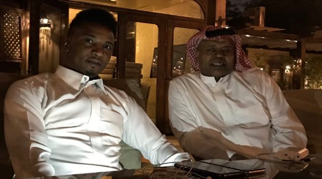 سعيد العويران ينشد قصيدة لمحمد نور في جلسة الديربي